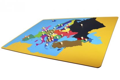 Este material consta de un puzzle de madera con diseño de Europa, para que los niños aprendan sus diferentes países. vista superior,foto redes sociales,mmm207