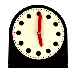 Un reloj con doce orificios y dos manecillas, una corta y una larga en color rojo. Doce fichas en color rojo con los números escritos del uno al doce