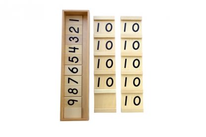 Una tabla dividida en dos partes, con diez espacios que tienen escritos el número diez nueve veces, el último espacio vacío