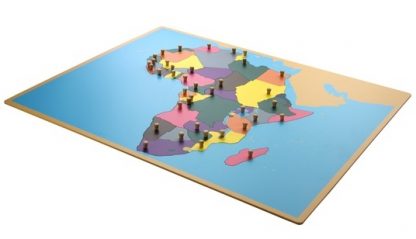 Mapa puzzle de madera que está compuesto por todos los paises que componen el continente africano.