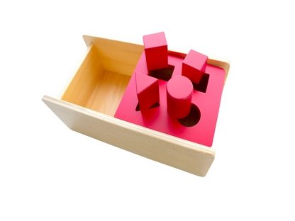 Caja con 4 Prismas Diferentes-Material Montessori-vista frontal