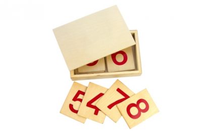 Una caja que contiene 10 tarjetas de madera numeradas de l 1 al 10, tiene los numeros en color rojo de facil lectura y se utilizan junto a las barras numéricas.