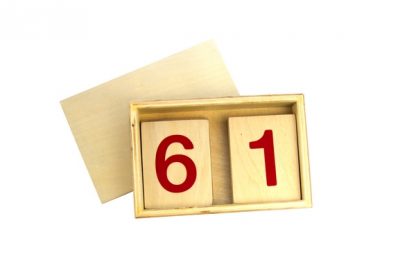 Una caja que contiene 10 tarjetas de madera numeradas de l 1 al 10, tiene los numeros en color rojo de facil lectura y se utilizan junto a las barras numéricas.