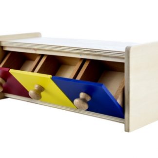 La caja con cajones de colores desarrolla la coordinación ojo-mano e indirectamente permite que el niño experimente la permanencia del objeto.