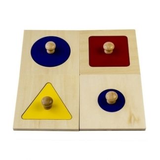 MMM005 puzzle montessori de un sola forma , El conjunto consta de cuatro rompecabezas de una pieza: Círculo grande, Círculo pequeño, Cuadrado y Triángulo equilátero. vista superior frontal en ángulo.
