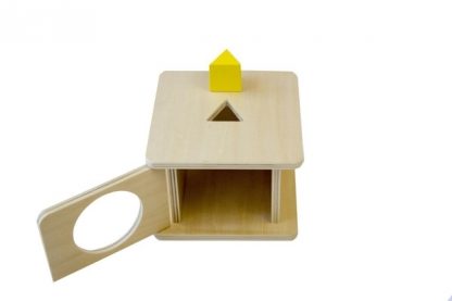 Caja con encaje de prisma triangular de madera - Material montessori-vista frontal