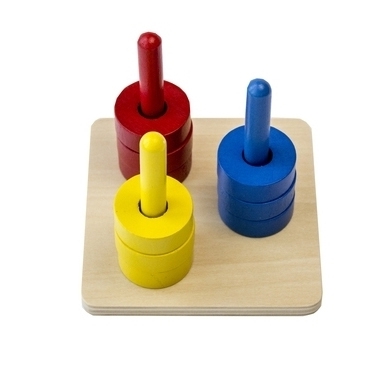 MMM013 - Discos de colores en 3 pasadores de colores - Material Montessori - vista diagonal derecha