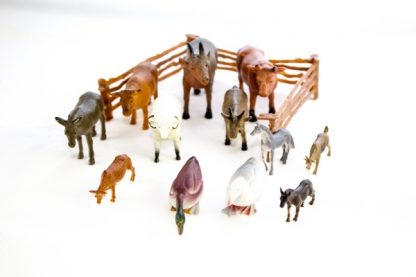 Set compuesto de figuras de plastico y 3 vallas que imitan animales para que el niño recree una granja.
