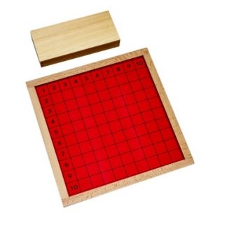 Este material consiste en un tablero de madera cuadiculado de color rojo con números del 1 al 10 tanto en vertical como en horizontal,vista superior,foto redes sociales,mmm303