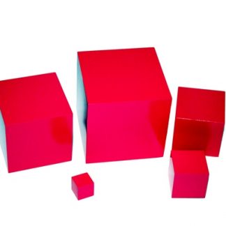El material consiste en 5 cubos sólidos de madera pintados de rosa y graduados en tamaños de 2 centímetros cúbicos a 10