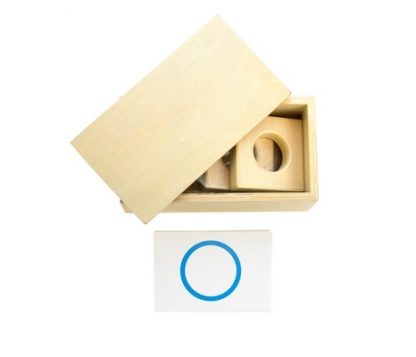 Este material consiste en una caja de madera que incluye bases para las figuras geométricas sólidas y también fichas de dichas figuras, vista frontal,foto redes sociales,mmm400