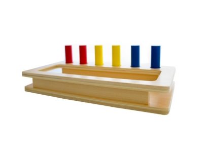 Bandeja con Agujeros y Clavijas de Colores-Material Montessori-vista frontal