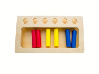 Bandeja con Agujeros y Clavijas de Colores-Material Montessori-vista frontal