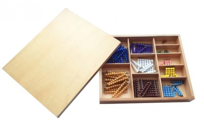 caja de perlas pequeñas de madera-material montessori